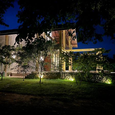 The Villa Lakeshore Anuradhapura Bagian luar foto