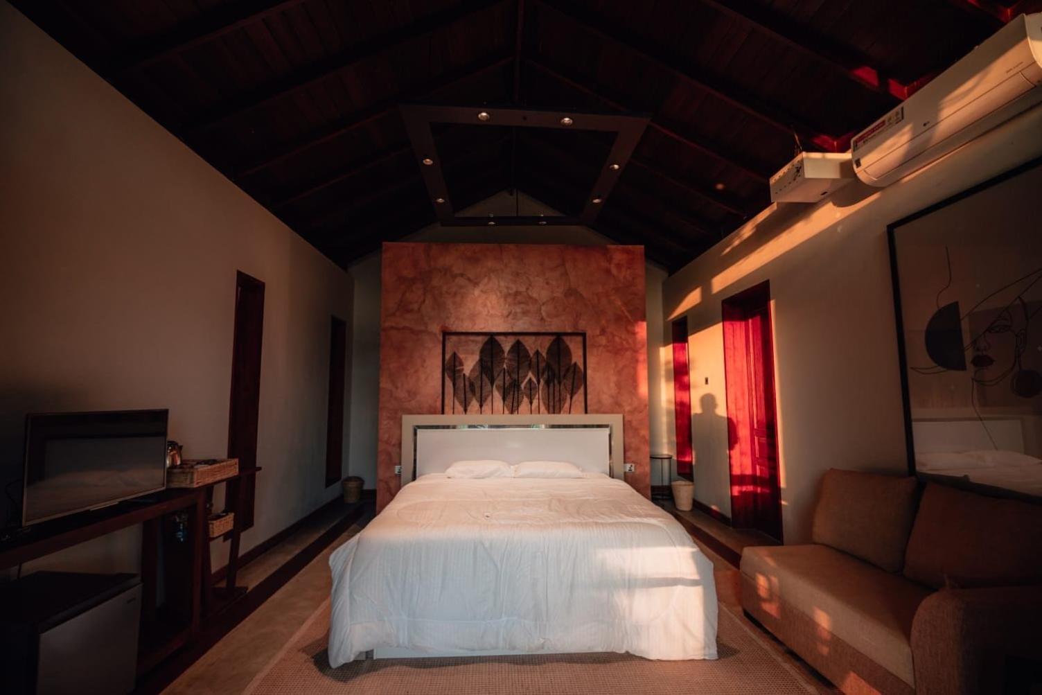 The Villa Lakeshore Anuradhapura Bagian luar foto