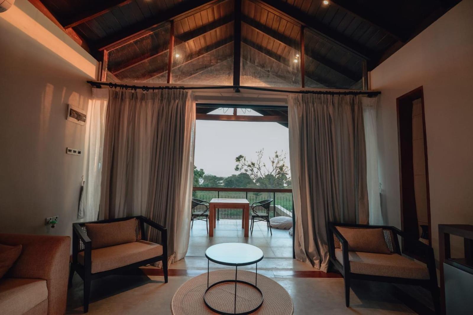 The Villa Lakeshore Anuradhapura Bagian luar foto