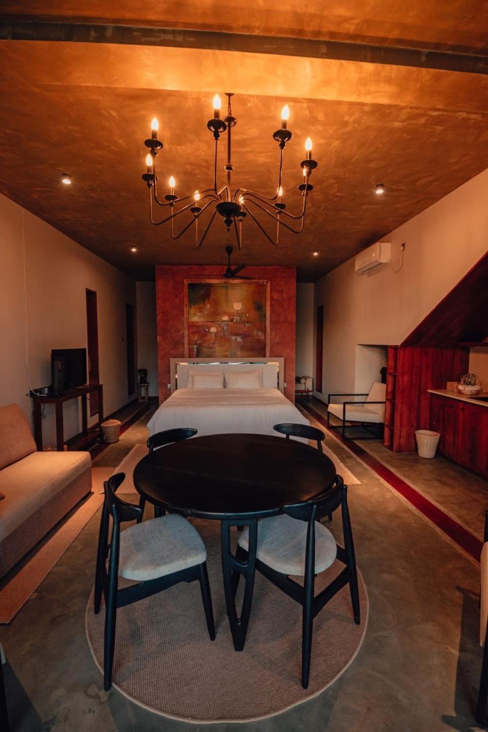 The Villa Lakeshore Anuradhapura Bagian luar foto