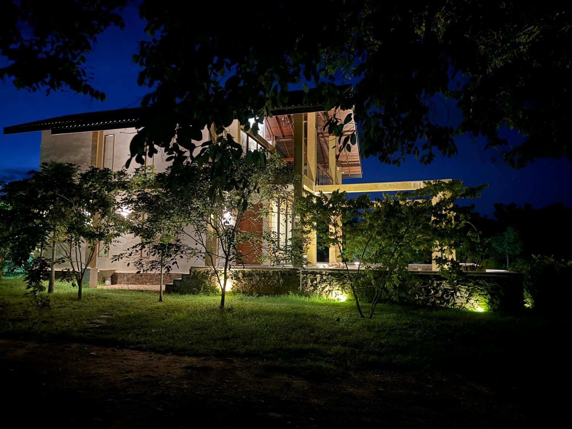 The Villa Lakeshore Anuradhapura Bagian luar foto